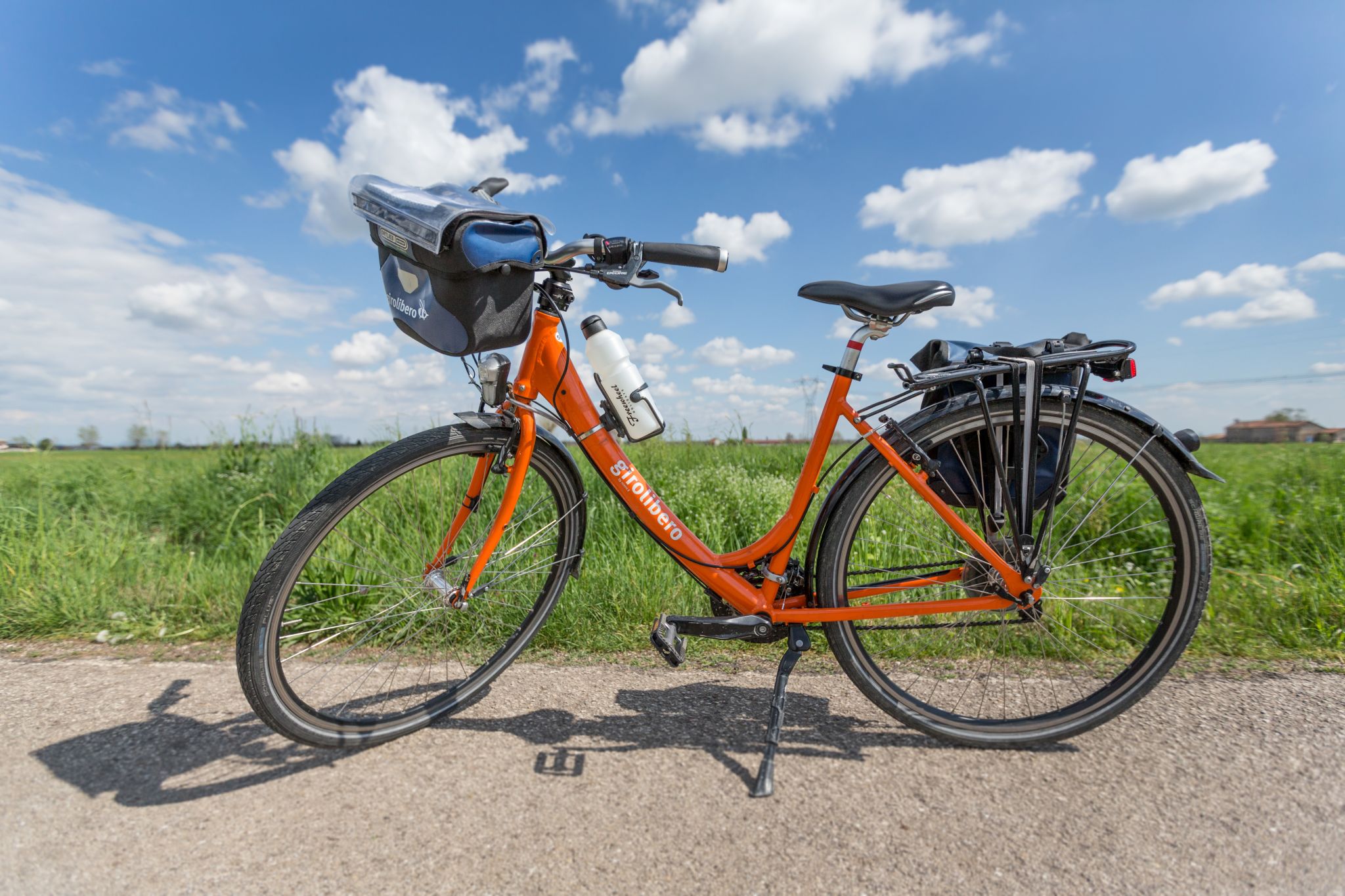 Bici muscolare Girolibero, prato verde e cielo sereno, turismo ecosostenibile tra Vicenza e Mestre, Veneto